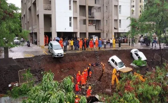 भारी बारिश का तांडव जारी, पुणे में आवासीय ढांचे का हिस्सा गिरा, चार लोग घायल