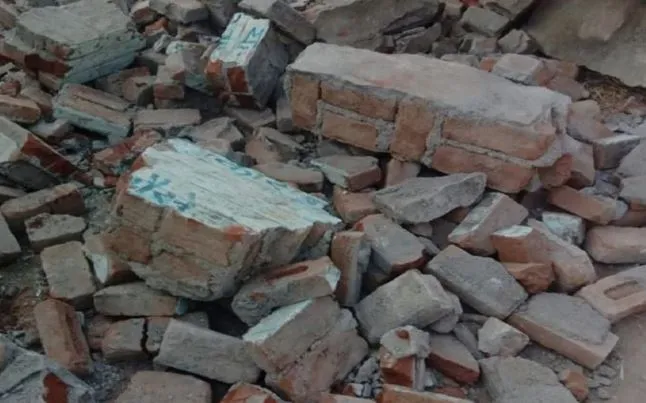 बड़ा हादसा टला, स्कूल की दीवार गिरी, बाल-बाल बचे बच्चे, पांच वाहन क्षतिग्रस्त
