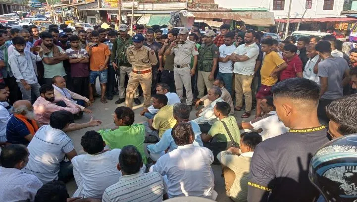 अज्ञात व्यक्तियों ने मंदिर में प्रतिमा की क्षतिग्रस्त, लोगों ने जमकर किया प्रदर्शन, कार्रवाई की मांग
