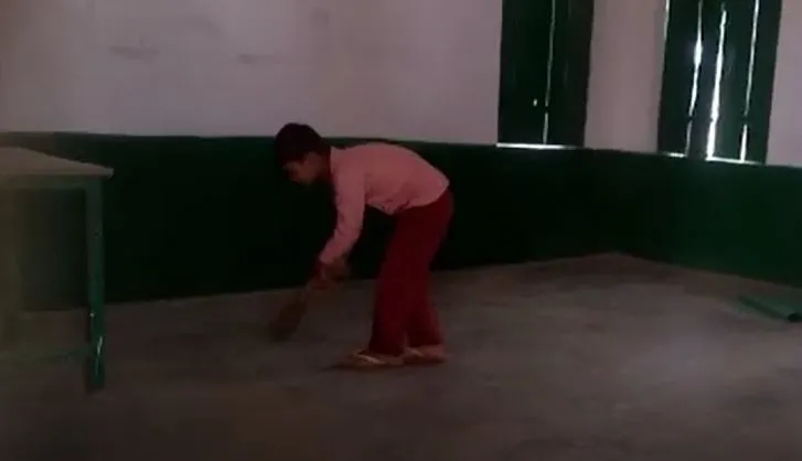 बदायू: विद्यालय में बच्चे के झाड़ू लगाने का वीडियो वायरल