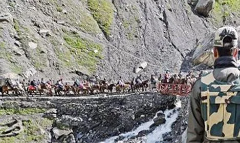 कड़ी सुरक्षा के बीच जम्मू से 6,415 तीर्थयात्रियों का 14वां जत्था अमरनाथ गुफा के दर्शन करने के लिए रवाना