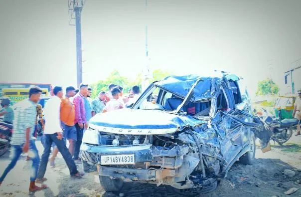 बरेली: पीलीभीत बायपास पर भीषण सड़क हादसा, तेज रफ्तार सफारी गाड़ी ट्रक से टकराई, दो दोस्त घायल