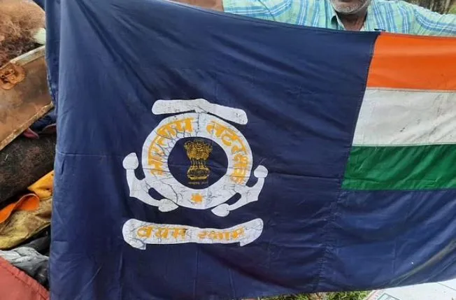 कचरे में पड़ा मिला राष्ट्रीय ध्वज और तरक्षक बल का झंडा, मामला दर्ज