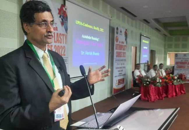 बरेली: रोहिलखंड मेडिकल कॉलेज सभागार में बरेली ऑर्थोपेडिक एसोसिएशन की ओर से आयोजित कुल्हा एवं घुटना प्रत्यारोपण का आरंभ
