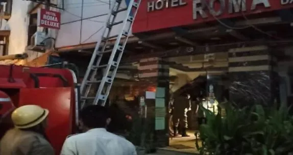 होटल में लगी भीषण आग, 10 लोगों को बचाया गया