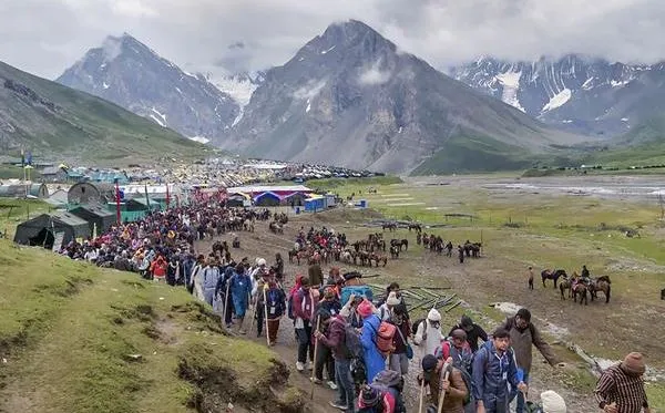 Amarnath Yatra 2022: कड़ी सुरक्षा के बीच जम्मू से 5,449 तीर्थयात्रियों का 15वां जत्था अमरनाथ गुफा के दर्शन के लिए रवाना