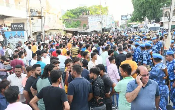 बरेली: बिरयानी की दुकान का चबूतरा तोड़ने पर जमकर बवाल, RAF तैनात