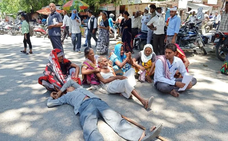 बरेली: लगातार धमका रहे भूमाफिया, कार्रवाई न होने पर जमीन पर लेटकर प्रदर्शन