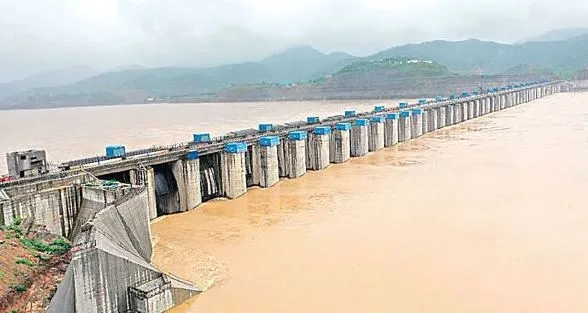 Flood in India: देश के कई हिस्सों में बाढ़ का कहर जारी, गोदावरी नदी के आसपास के कई गांव खतरे में