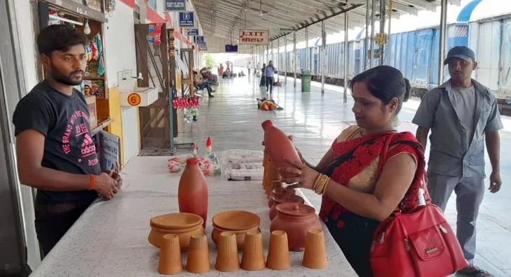 शाहजहांपुर: प्लेटफॉर्म पर लगाया गया मिट्टी के बर्तनों का स्टाल, आकर्षण का केंद्र बनी ये चीजें