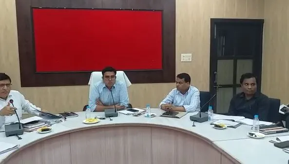 मथुरा: बैठक में बोले डीएम- कड़ी परैवी करें ताकि अपराधियों को मिले सजा