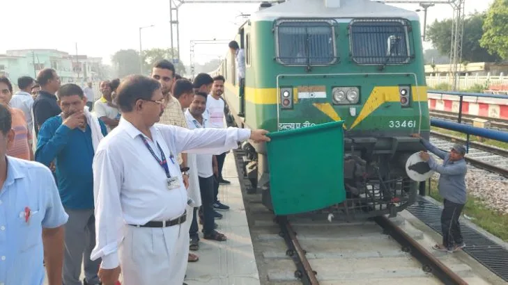 शाहजहांपुर: पीलीभीत रूट पर चार साल बाद चली ट्रेन, यात्रियों के चहरे खुशी से खिले