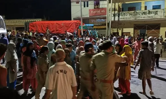 मुरादाबाद : दिल्ली हाईवे पर डंपर ने युवक को रौंदा, आक्रोशित ग्रामीणों ने की तोड़फोड़, लगाया जाम