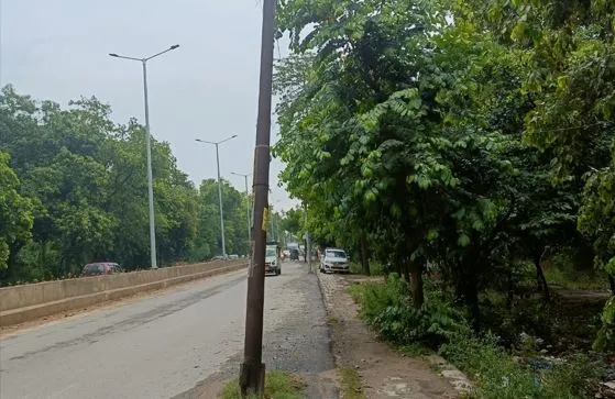 बरेली: रामपुर-दिल्ली हाईवे के बीच सड़क पर खड़े पोल, हादसे का दे रहे संकेत