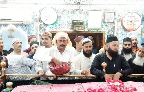 पीलीभीत: शाहजी मियां उर्स में उमड़े अकीदतमंद, चादरपोशी की