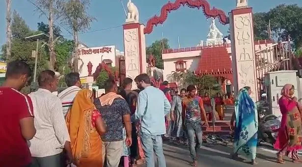 बरेली: सावन के पहले सोमवार पर त्रिवटी नाथ मंदिर में उमड़ी श्रद्धालुओं की भीड़, कोरोना से लड़ने के लिए मांगा भोले बाबा से आशीर्वाद