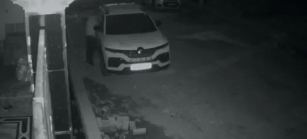 बरेली: चोरों के हौसले बुलंद, घर के बाहर खड़ी कार से म्यूजिक सिस्टम किया पार, CCTV में कैद घटना