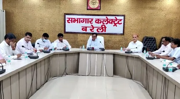 बरेली: डीएम शिवाकांत द्विवेदी ने की बैठक, खराब सड़कों को लेकर अधिकारियों को लगाई फटकार