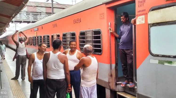 बरेली: ओएचई पोल से टकराई ब्लास्ट मशीन, ठप हुआ रेल संचालन