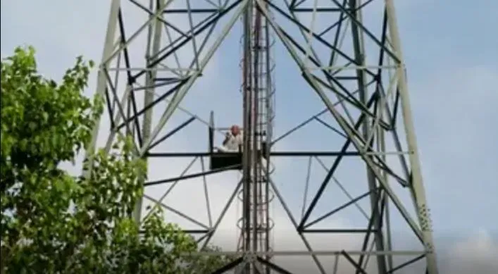 मोबाइल टावर पर चढ़े बाबा नारायण दास, प्रशासन में मचा हड़कंप, अवैध खनन रोकने की मांग