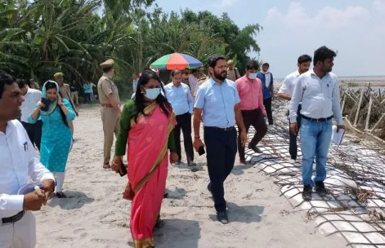 पीलीभीत: मंडलायुक्त ने निरीक्षण कर परखे बाढ़ से बचाव के काम