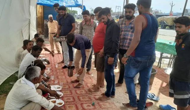 बरेली: समाजसेवियों ने किया विशाल भंडारे का आयोजन, भक्तों ने ग्रहण किया प्रसाद