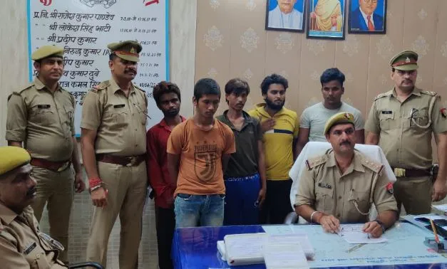 मथुरा: मुड़िया पूर्णिमा मेले में पांच मोबाइल चोर पकड़े