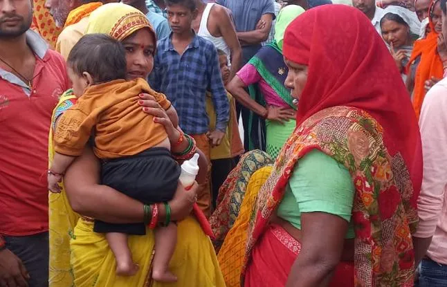 शाहजहांपुर: ई-रिक्शा से गिरी महिला की डीसीएम की चपेट में आने से मौत