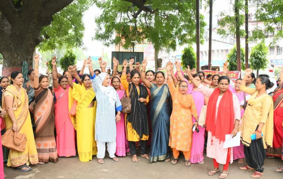 बरेली: आंगनबाड़ी कार्यकत्रियों ने किया प्रदर्शन, मुख्य सेविका भर्ती को लेकर सौंपा ज्ञापन