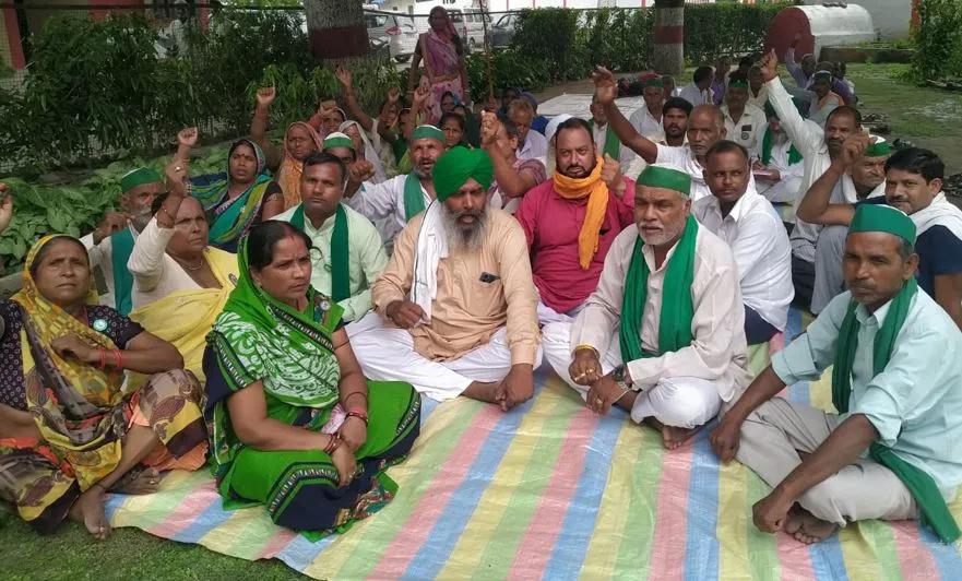 शाहजहांपुर: विभिन्न समस्याओं पर किसानों ने किया प्रदर्शन, लगाए नारे