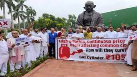  विपक्ष ने महंगाई को लेकर संसद भवन परिसर में किया प्रदर्शन 