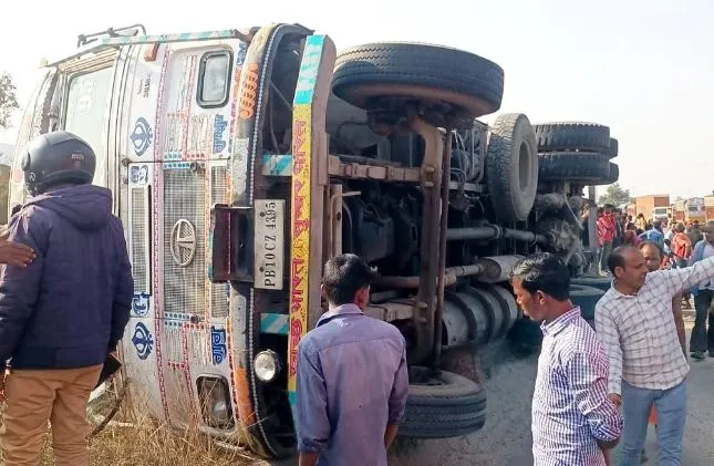 महाराष्ट्र : झोंपड़ी पर ट्रक पलटने से किशोरी की मौत