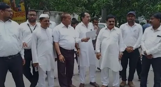 बरेली: कलेक्ट्रेट गेट पर कांग्रेसियों का प्रदर्शन, डीएम को सौंपा राष्ट्रपति को संबोधित ज्ञापन 