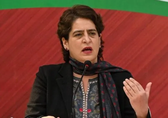 खादी झंडा बनाने वालों की बात संवेदना से सुने सरकार : प्रियंका गांधी