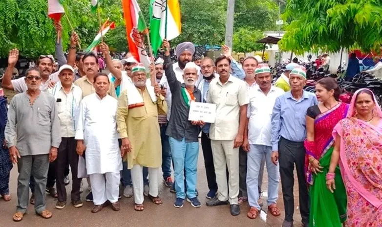 लखीमपुर-खीरी: सोनिया गांधी से ईडी की पूछताछ के विरोध में कांग्रेसियों ने किया धरना-प्रदर्शन
