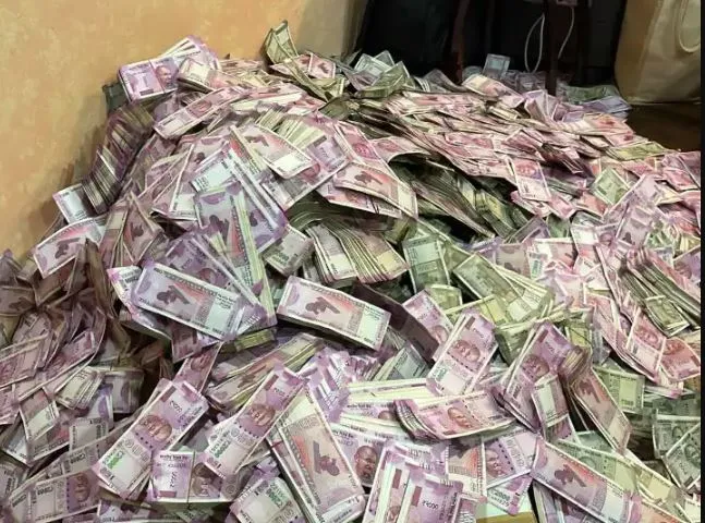 ED Raids: पश्चिम बंगाल में ईडी के छापे में मिला नोटों का पहाड़, नोटों का ढेर देख हैरान हो जाएंगे आप