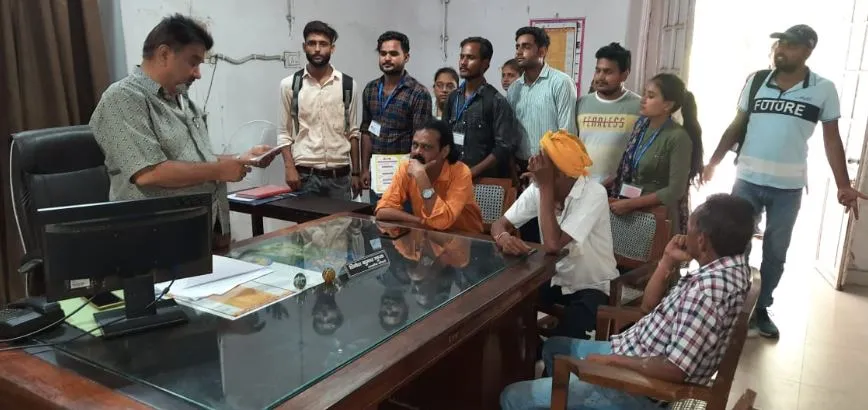 बरेली कॉलेज पत्रकारिता के छात्र रह गए मोबाइल, लैपटॉप से वंचित, अधिकारी को दिया ज्ञापन 