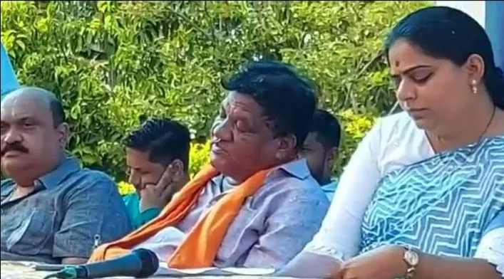 शराबबंदी वाले गुजरात में नशे में धुत दिखे बीजेपी नेता रश्मिकांत वसावा, वीडियो वायरल होने पर दिया इस्तीफा 