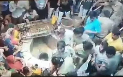 लखीमपुर-खीरी: कोतवाल ने श्रद्धालुओं की गर्दन पकड़कर निकाला बाहर, पुजारी ने बंद की श्रंगार पूजा