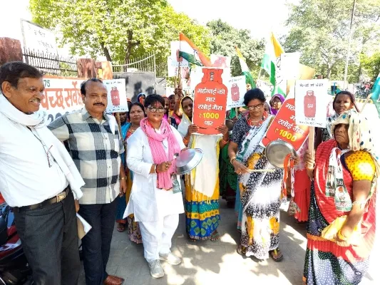 गोरखपुर : बढ़ती महंगाई को लेकर कांग्रेस ने किया जोरदार प्रदर्शन, मोदी सरकार को बताया तानाशाह