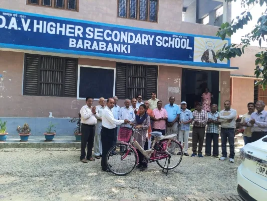 बाराबंकी : छात्रा की पढ़ाई जारी रखने को संस्था ने दी साइकिल