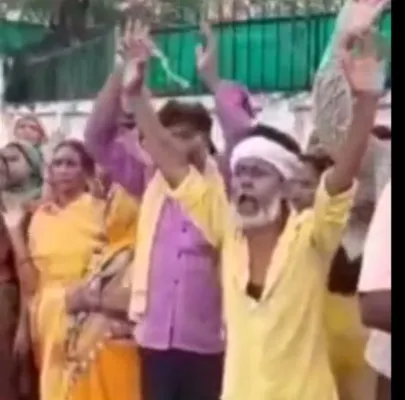 लखनऊ : ऐशबाग के इस इलाके में 100 से अधिक मकानों को एलडीए ने बताया अवैध, डिप्टी सीएम से गुहार लगाने पहुंचे लोग