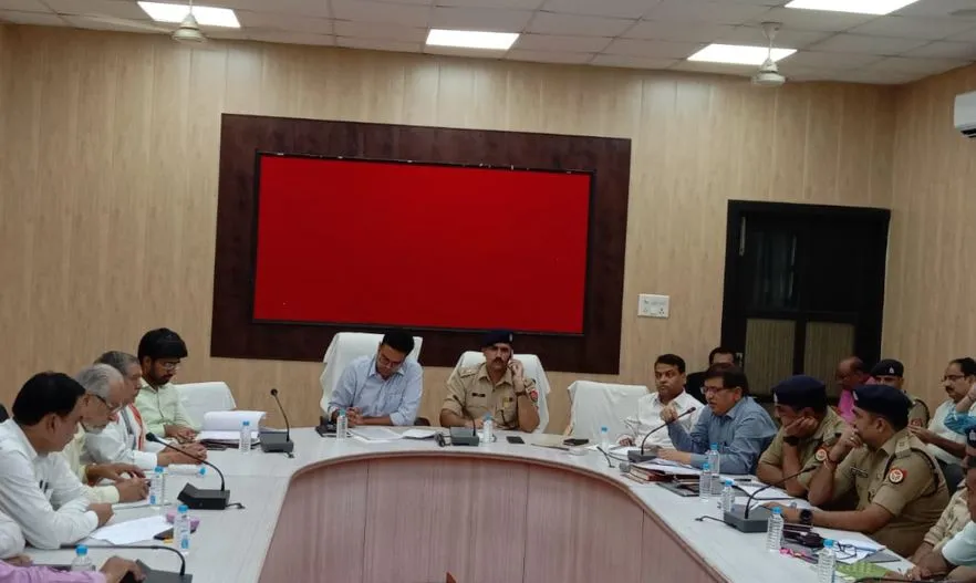 मथुरा: आगामी त्योहारों को लेकर डीएम ने की बैठक, सौहार्द बनाने के दिए निर्देश