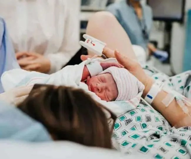 हल्द्वानी: सड़क पर दर्द से कराहती रही गर्भवती, गेट पर जन्मा बच्चा