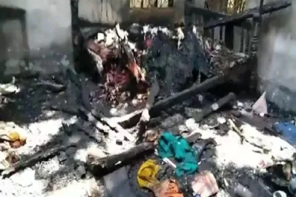 बांग्लादेश में हिंदुओं के घर और मंदिर में लगाई आग, सोशल मीडिया पर पैगंबर को लेकर टिप्पणी का आरोप