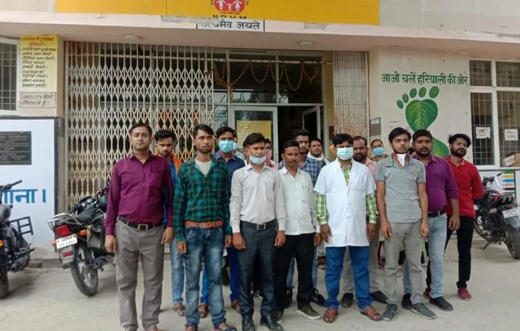 पीलीभीत: नौकरी और मानदेय को लेकर संविदा कर्मियों ने दिया धरना