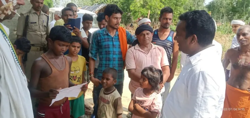 अयोध्या : बच्चों के साथ घुले-मिले डीएम, परखा शैक्षिक स्तर, निरीक्षण भी किया