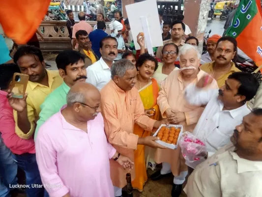 लखनऊ : द्रौपदी मुर्मू की जीत पर राजधानी में मना जश्न, नगाड़ों की धुन पर झूमे कार्यकर्ता