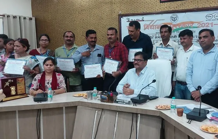 बरेली: उत्कृष्ट स्कूलों और शिक्षकों को डीएम ने किया सम्मानित
