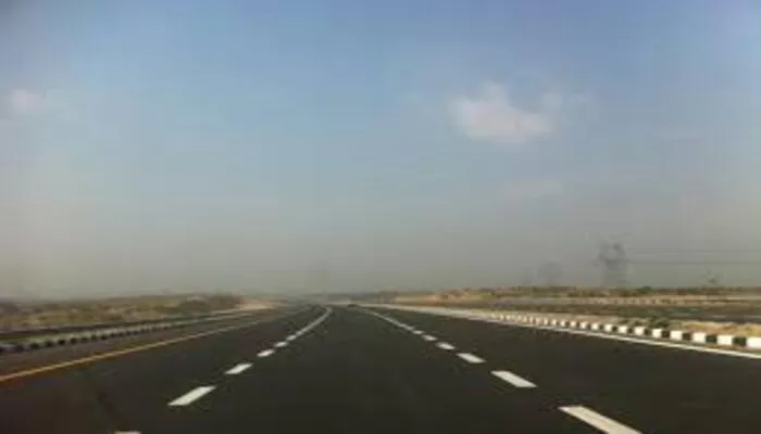 इटावा : धीमी गति से चल रहा बुंदेलखंड एक्सप्रेसवे का निर्माण, डीएम ने निरीक्षण कर दिए निर्देश
